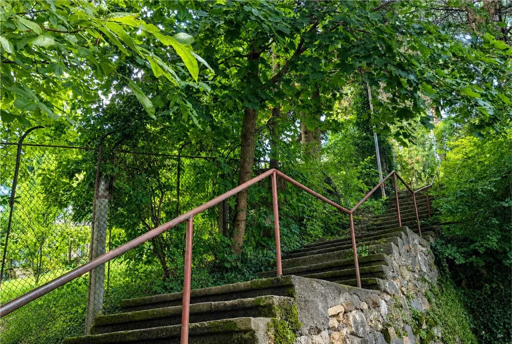 Drumul Poienii LIvada Postei 3 camere decomandate 2 balcoa