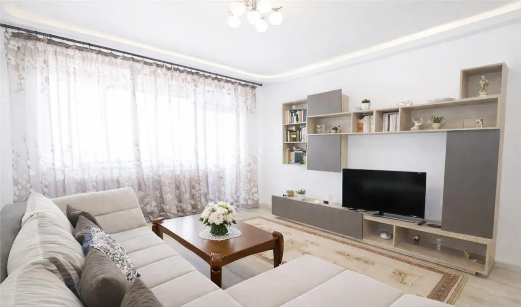 Spatiu vizibil acces dublu trafic intens 3 incaperi flexibil