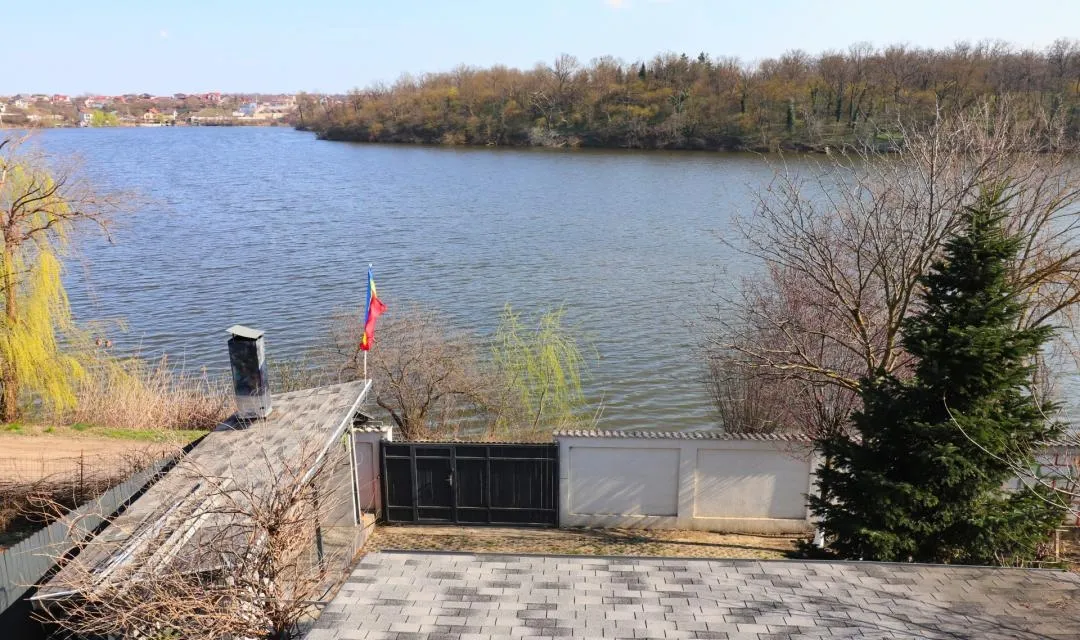 Branesti Vila cu deschidere la lac constructie 2016 mobilata si utilata
