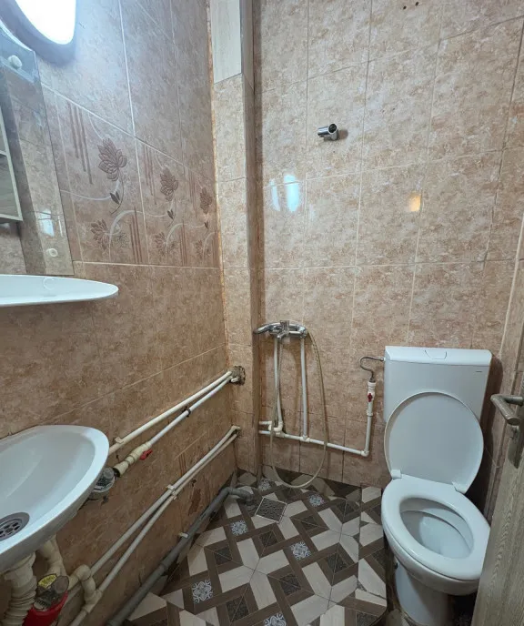 Podu Ros Garsoniera parter bloc apartamente libera