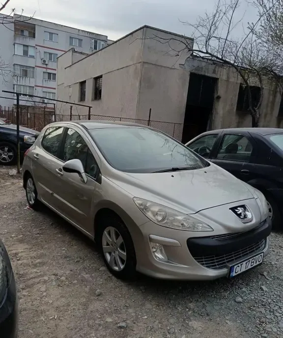 Peugeot 308 masina este cumparata de 2 ani 2 000 eur
