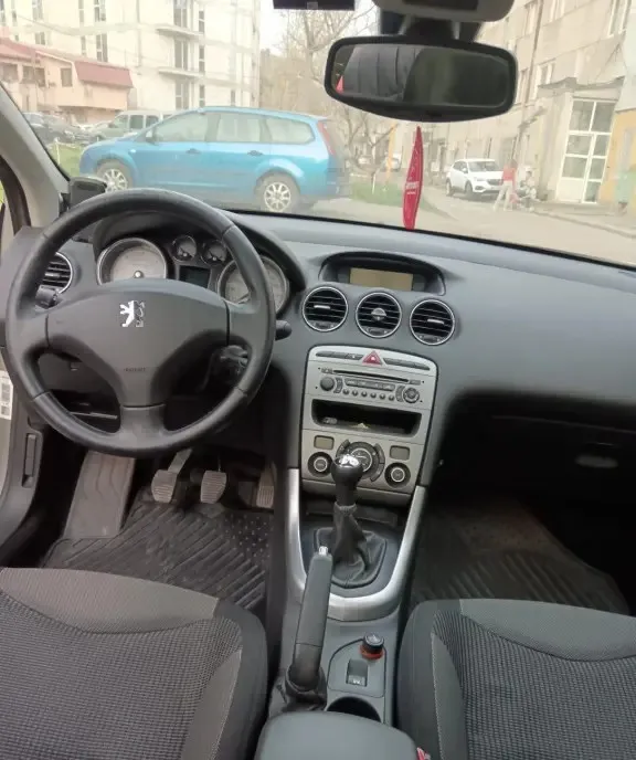 Peugeot 308 masina este cumparata de 2 ani 2 000 eur