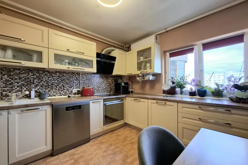 Calea Vitan 4 camere 96 mp centrala proprie 2 parcari renovat mobilat utilat