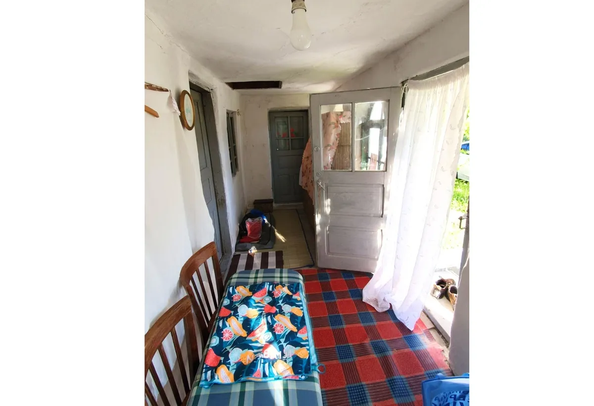 Valcea intravilan 1 900 mp cu casa si utilitati 2 deschideri