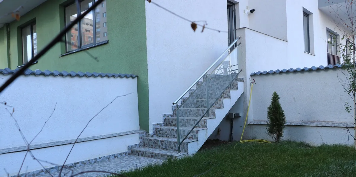 Apartament 3 camere la parter cu curte proprie de 57mp 2 bai pozitie pe sud