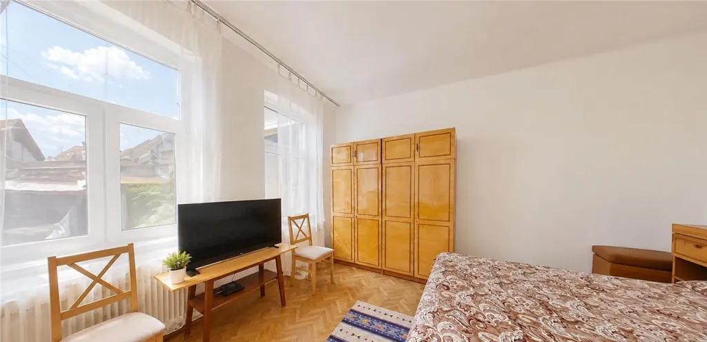 Corp de casa cu 2 imobile intrari separate pod si beci gen