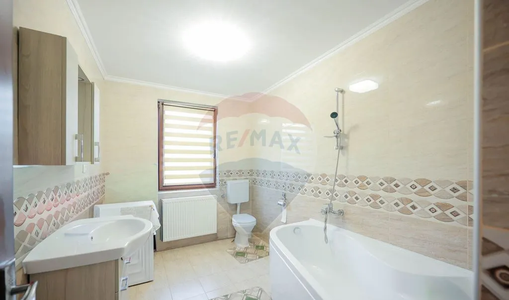 Casa / Vila de vanzare cu 7 camere in Haieu