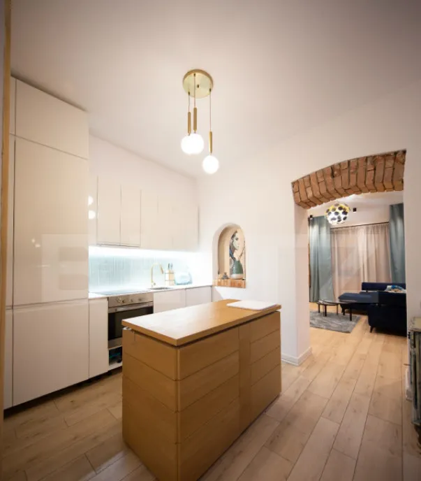 Casa la curte comuna 3 camere tavan inalt si terasa -