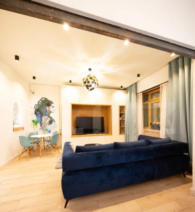 Casa la curte comuna 3 camere tavan inalt si terasa -