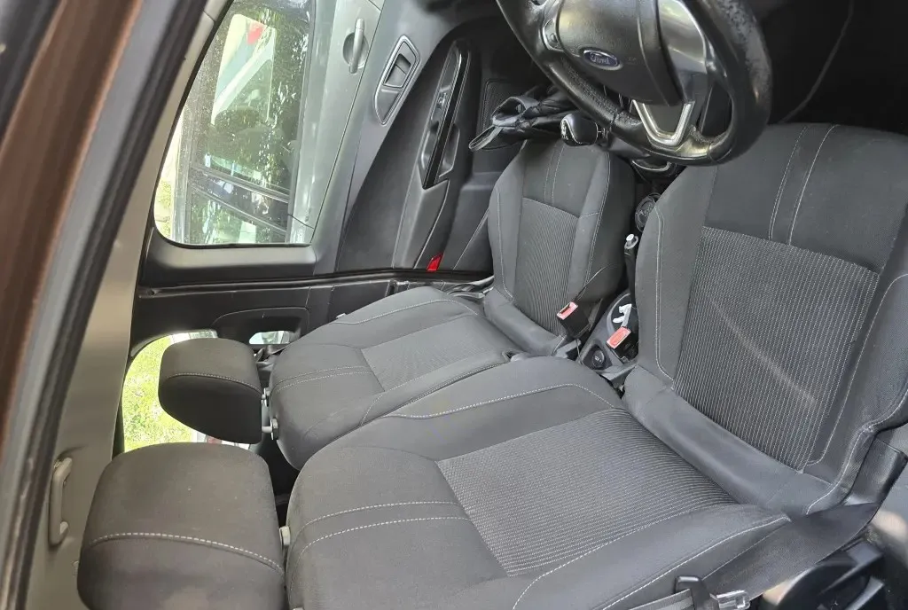 Se vinde autoturismul 2 000 eur