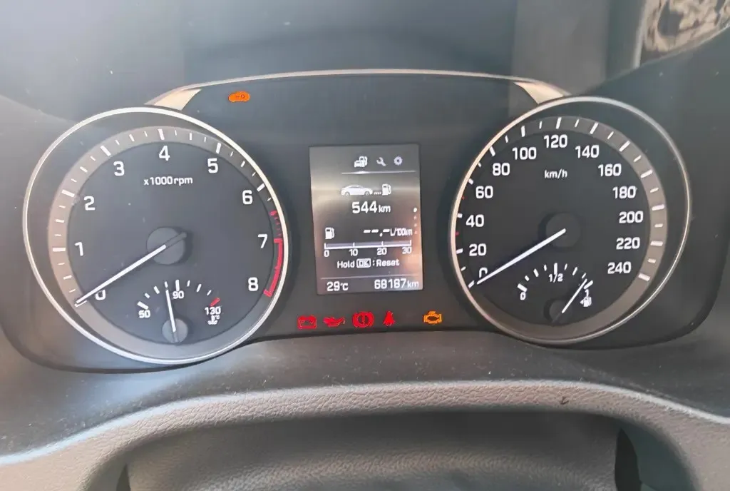 Hyundai elantra echipare highway culoare gri perlat 10 000 eur
