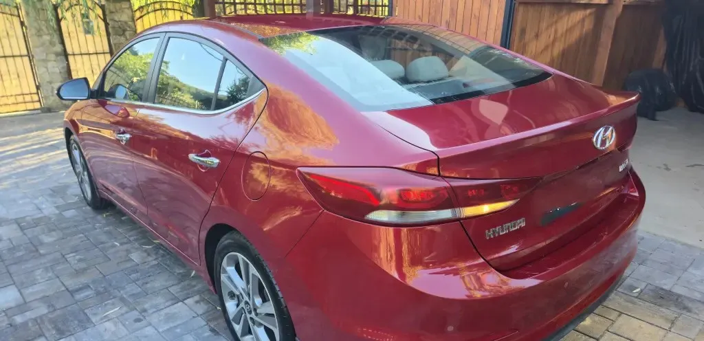 Hyundai Elantra Exclusive 1 6 CRDi 136 CP 11 500 eur