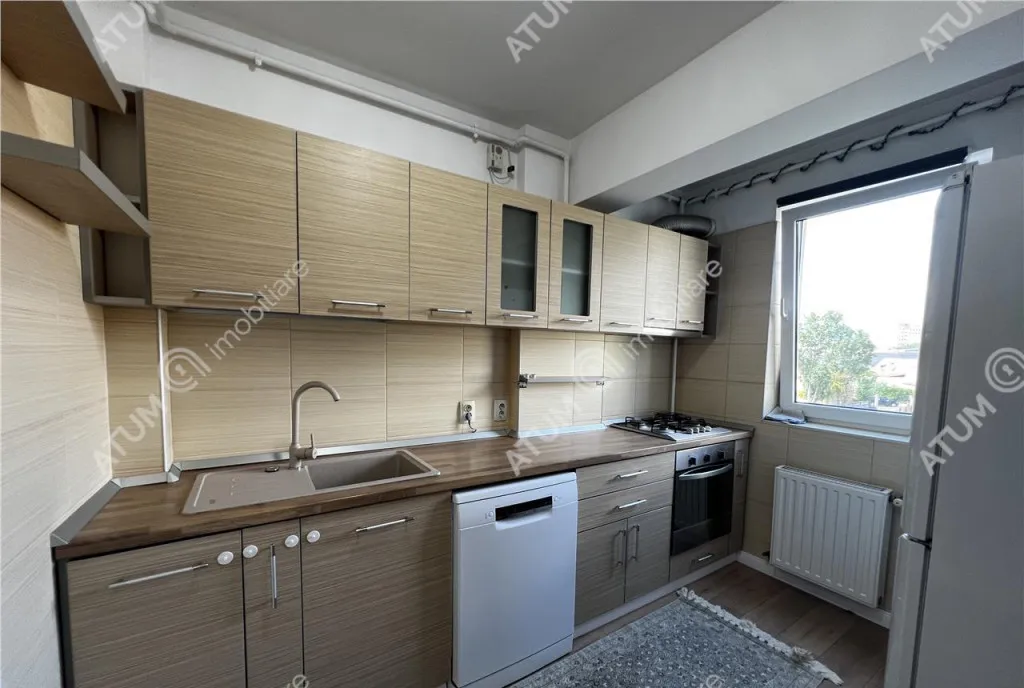 Apartament cu 3 camere decomandate si balcon la etajul 2 zon