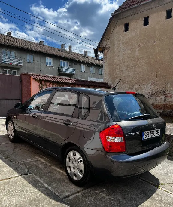 KIA Cerato Hatchback 1 6 2005 186 273 km Acte la zi Verificabila 2 000 eur