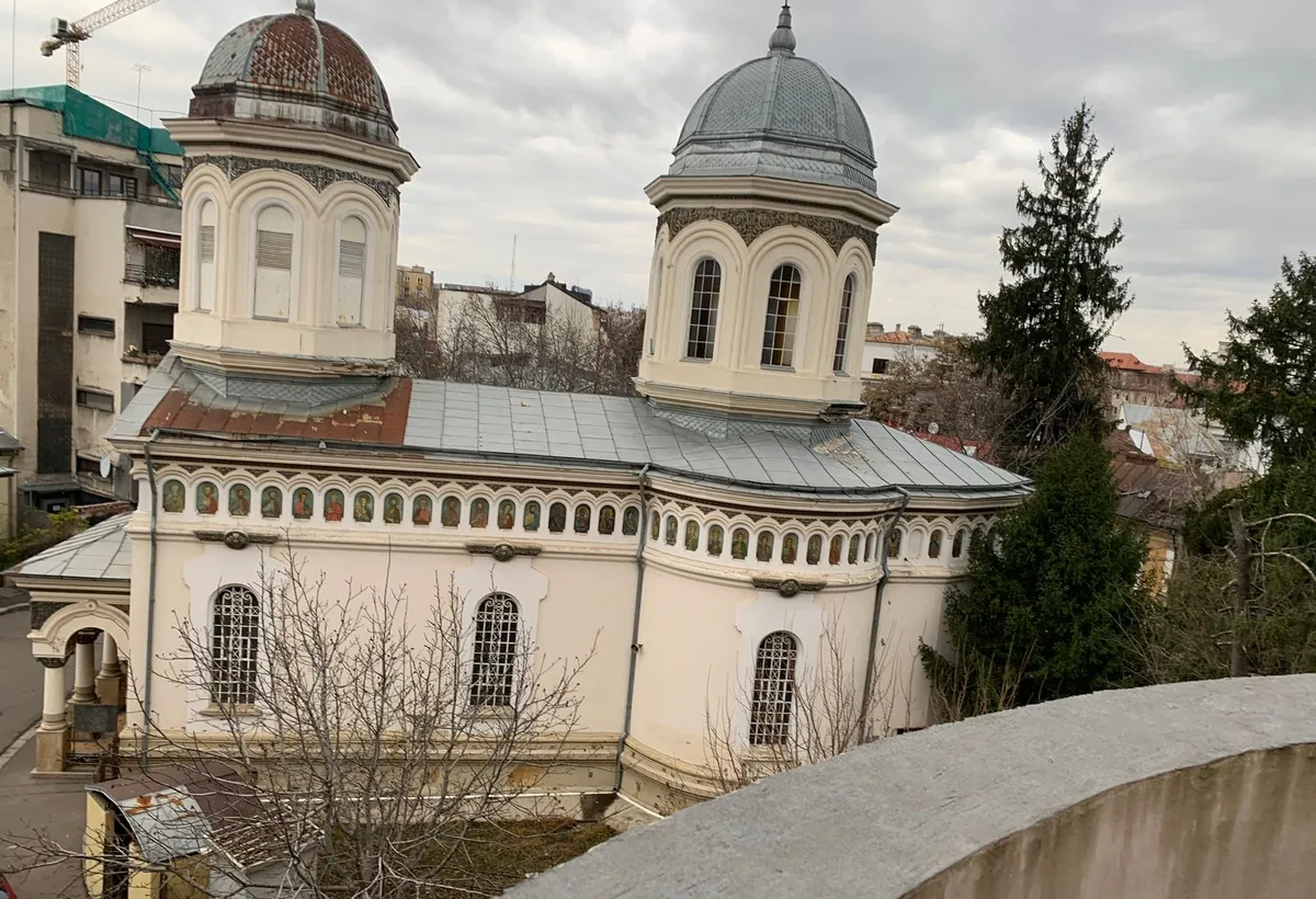 Universitate reper Biserica Armeneasca mansarda mobilata