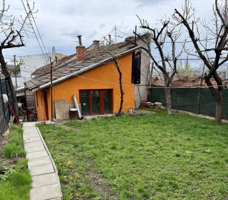 Casa la calcan 311mp teren Andrei Muresanu/umf
