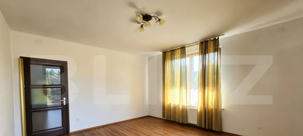 Apartament cu 3 camere 80 mp teren 3 000 mp zona Reghin