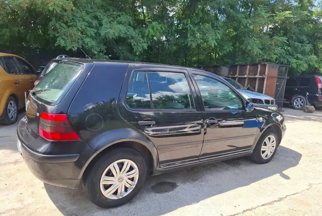 VW golf 1 4i an 2003 999 eur