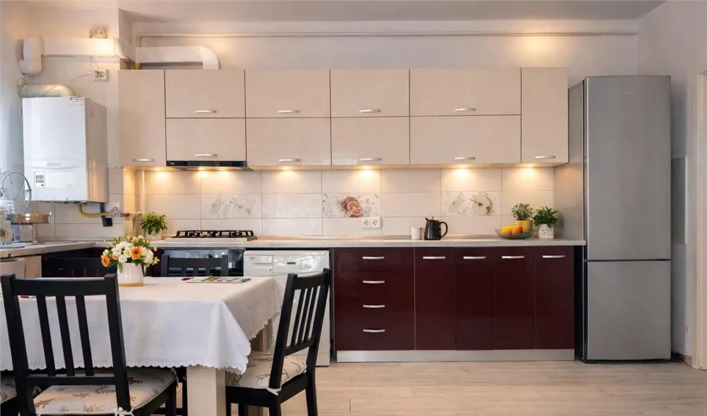 Apartament trei camere decomandat etaj2 Maurer Tractorul