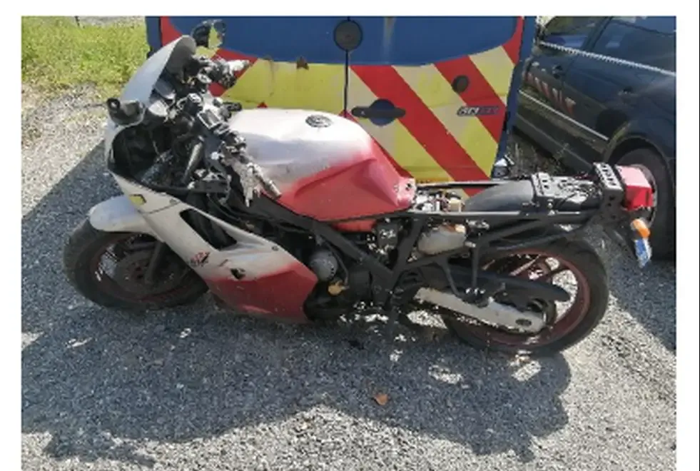 Dacia Logan si motocicleta Yamaha FZ 750 pentru piese