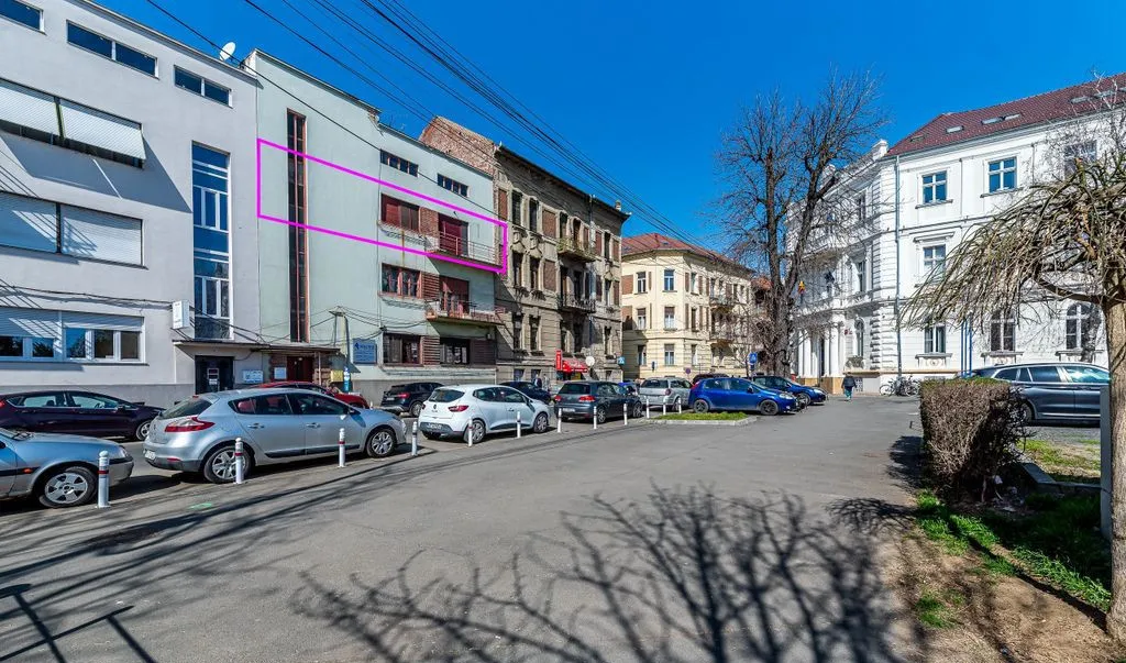 Pret repozitionat Etaj intreg la doi pasi de Malul