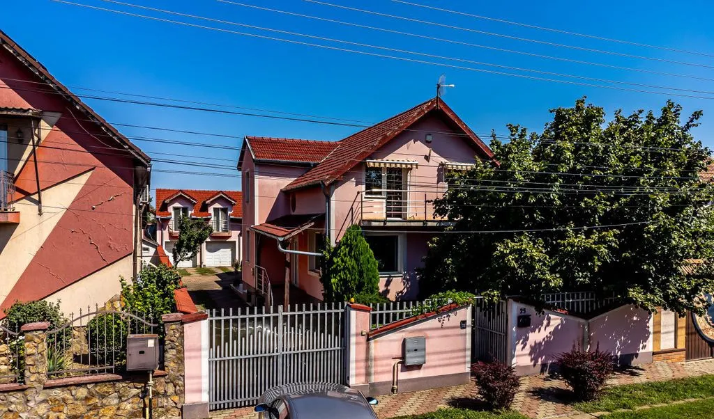 Vila cu 6 camere in zona rezidentiala Poltura