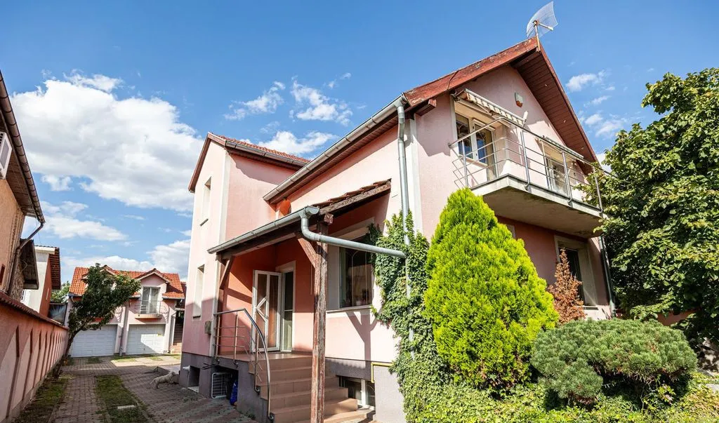 Vila cu 6 camere in zona rezidentiala Poltura