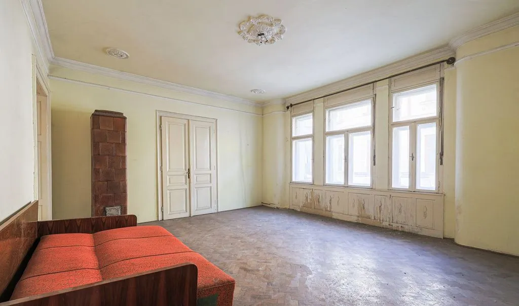 Casa interbelica cu tavane inalte demisol si curte