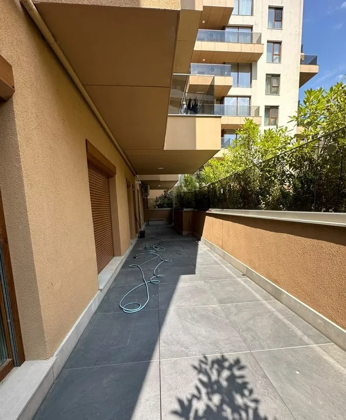 Apartament la parter cu 4 camere curte privata terasa de 30 mp si 2 locuri de parcare