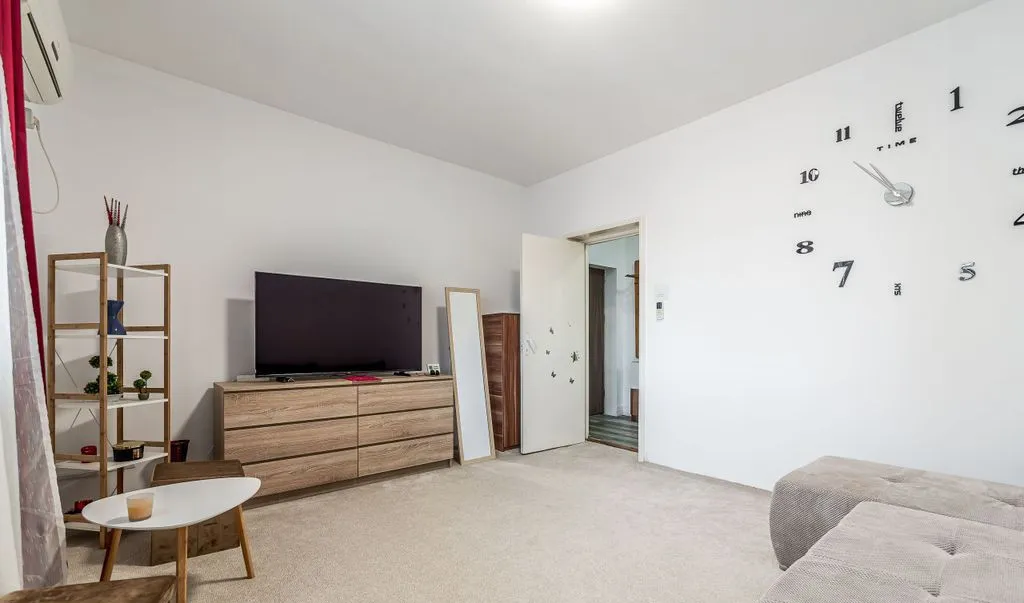 Apartament cu 1 camera balcon inchis si boxa pe str
