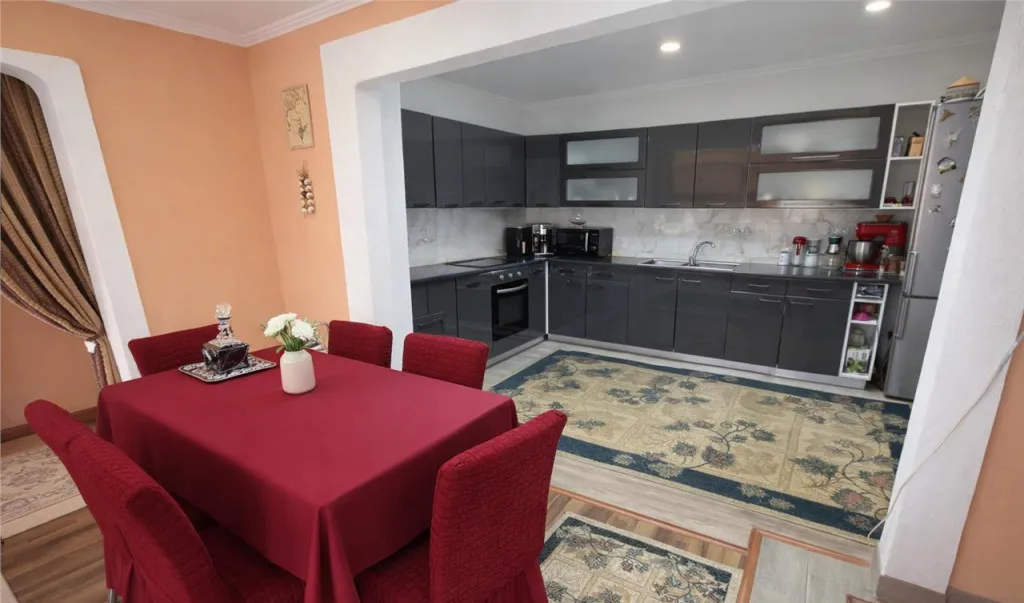 Casa 3 camere garsoniera separata curte gradina anexe C