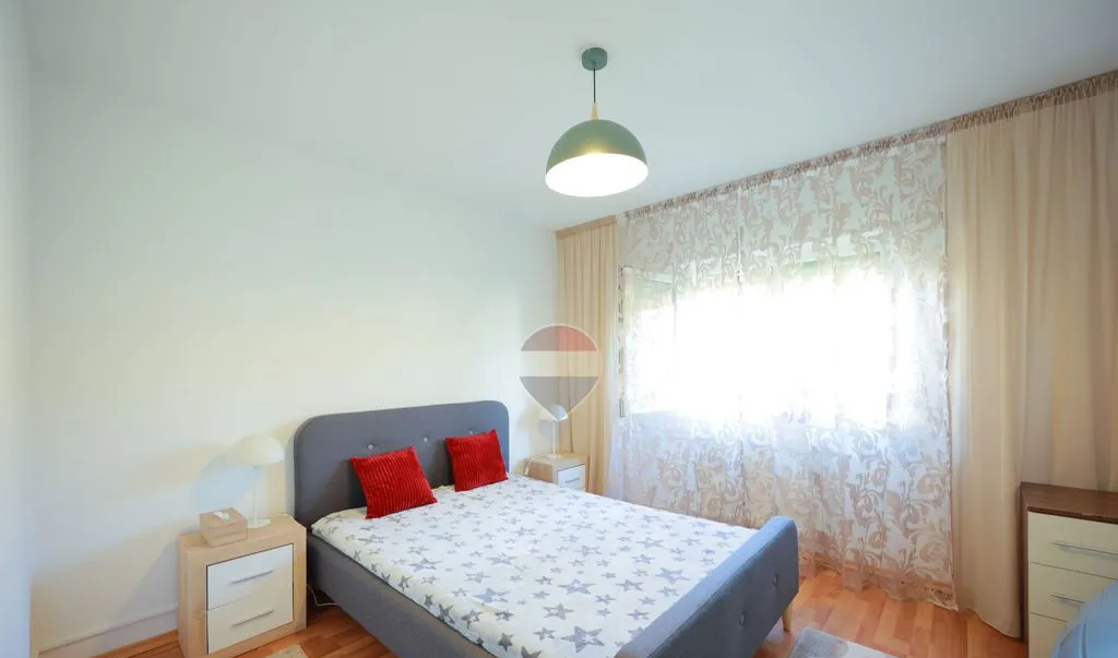 De vanzare apartament cu 3 camere pe Strada Sovata Or