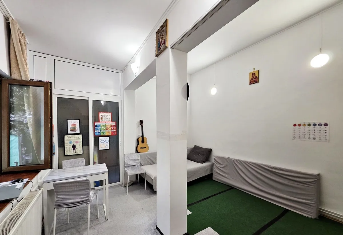 Costin Georgian Garsoniera la casa cu teren propriu 2 Minute Metrou Costin Georgian