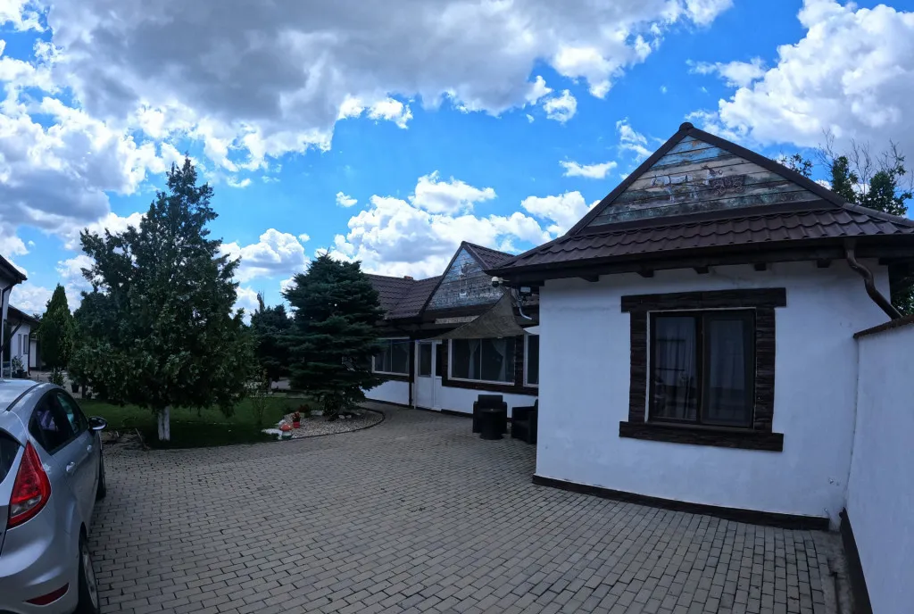 Proprietate a cu Piscina Foisor si Livada 1