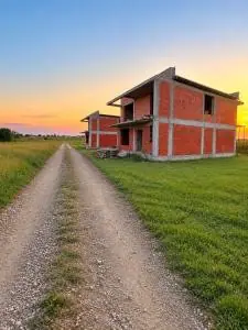 Casa la rosu Frumusani
