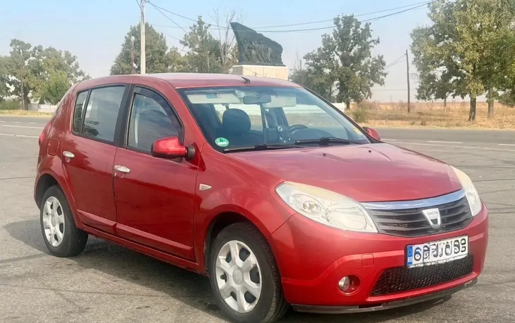 Dacia Sandero autoturism 2 300 eur