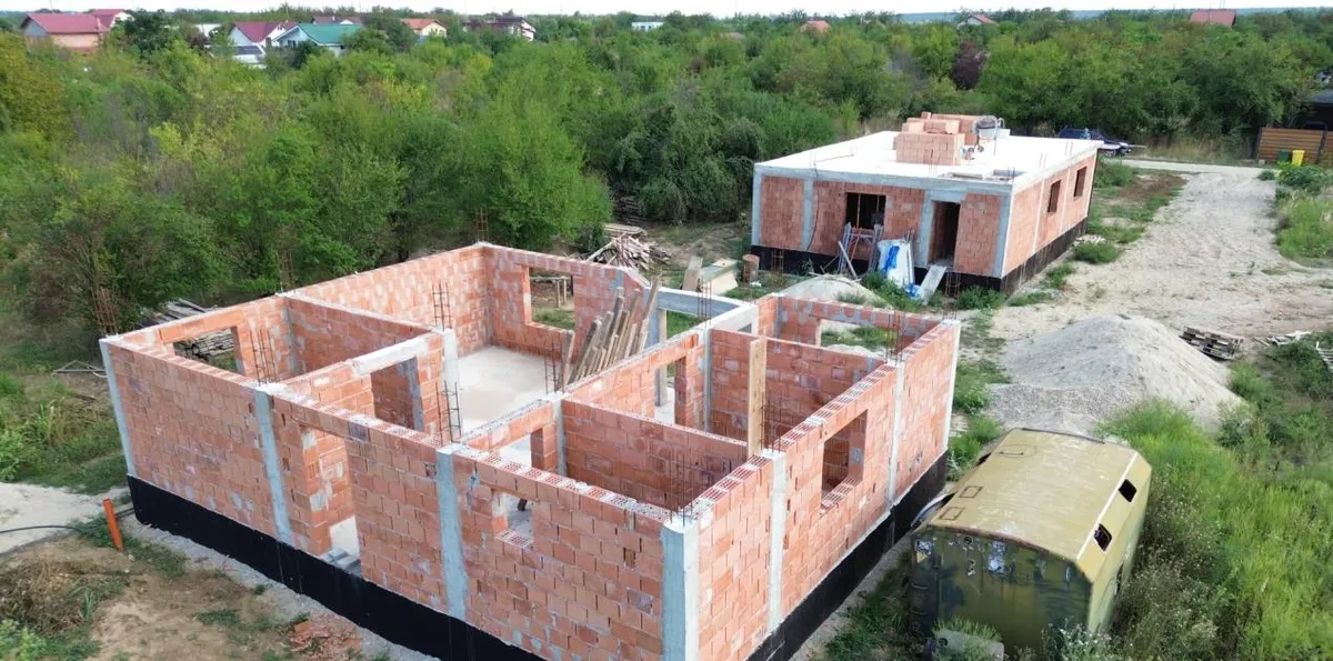 Casa la rosu de vanzare 4 camere 100 mp utili teren 500 mp