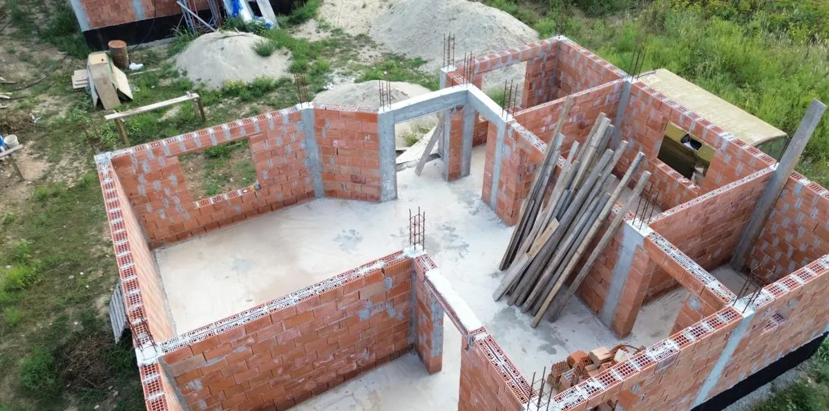 Casa la rosu de vanzare 4 camere 100 mp utili teren 500 mp