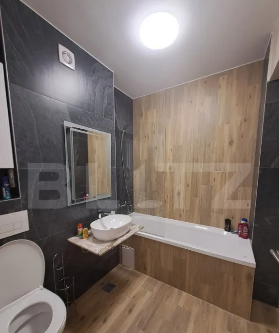 Garsoniera de vanzare 38 50 mp parcare subterana zona Tra
