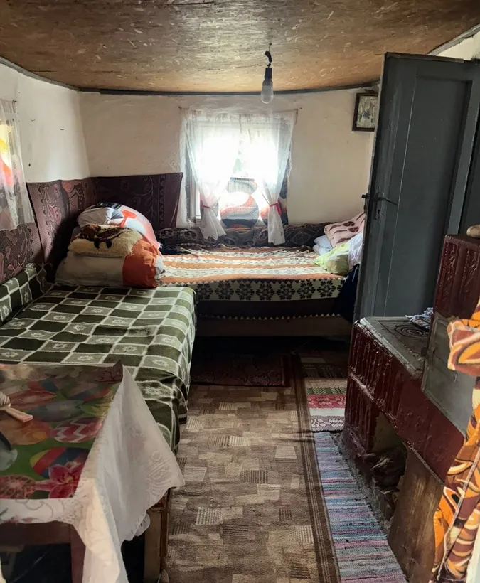 Barbatescu comuna Axintele De vanzare casa batraneasca teren 1 400 mp