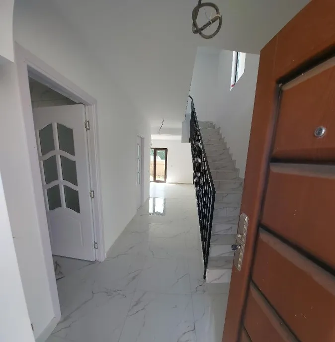 Teren 470 mp single P 1E Pod 4 camere 2 bai finisaje la alegere
