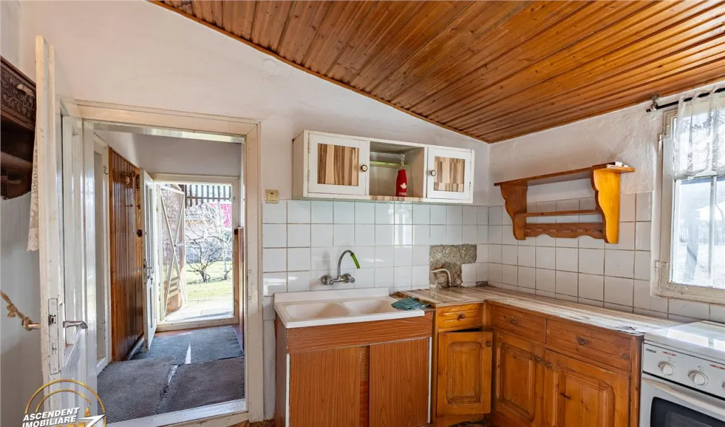 Film Casa traditionala pe domeniu pretios de 7 608 mp Ce