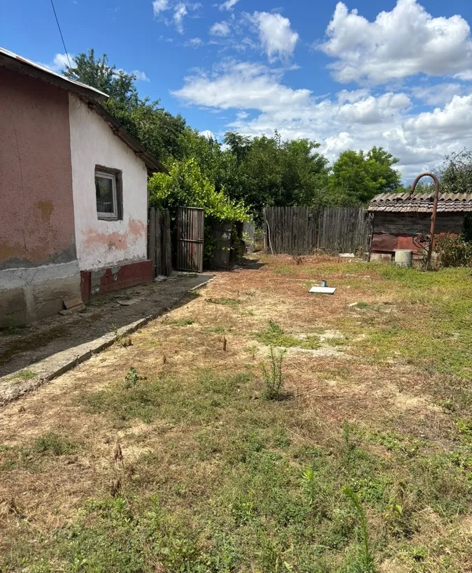 Axintele sat Barbatescu casa batraneasca de vanzare teren 1 400 mp