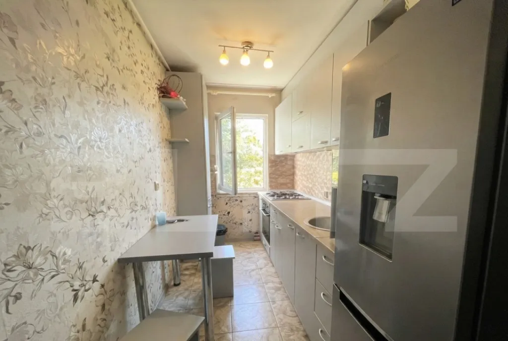 Apartament 3 camere semidecomandate Etaj intermediar Zon