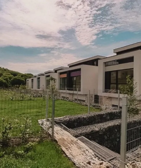Apartament 3 camere semidecomandate Etaj intermediar Zon