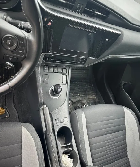 Toyota Auris hybrid 81 000 km 10 800 eur