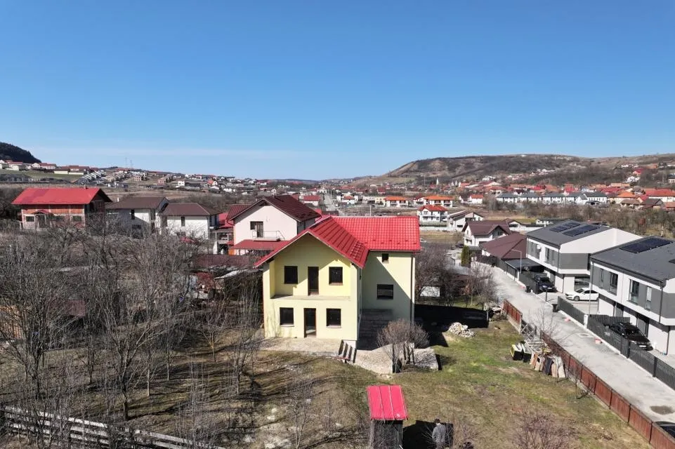 Casa 7 camere 1000 mp teren creditabil str Iris Chinteni