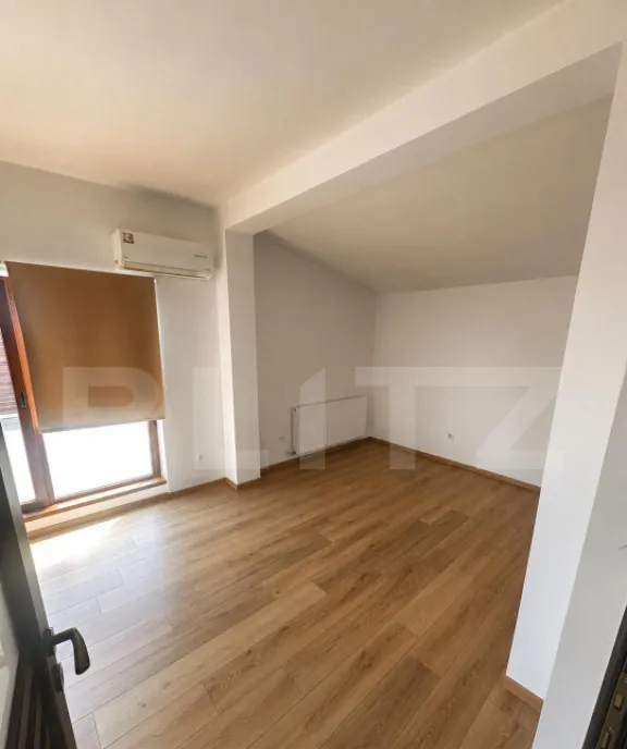 Penthouse de vanzare 34 82 mp terasa 40 mp parcare zona
