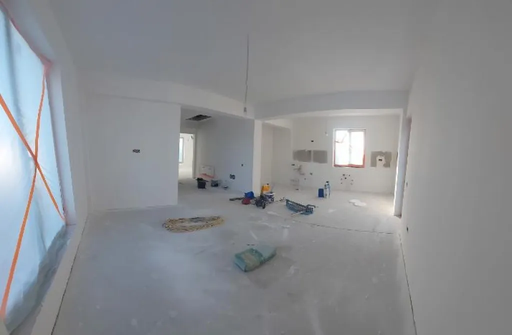 Apartament decomandat cu bucatarie inchisa si curte proprie 40 mp