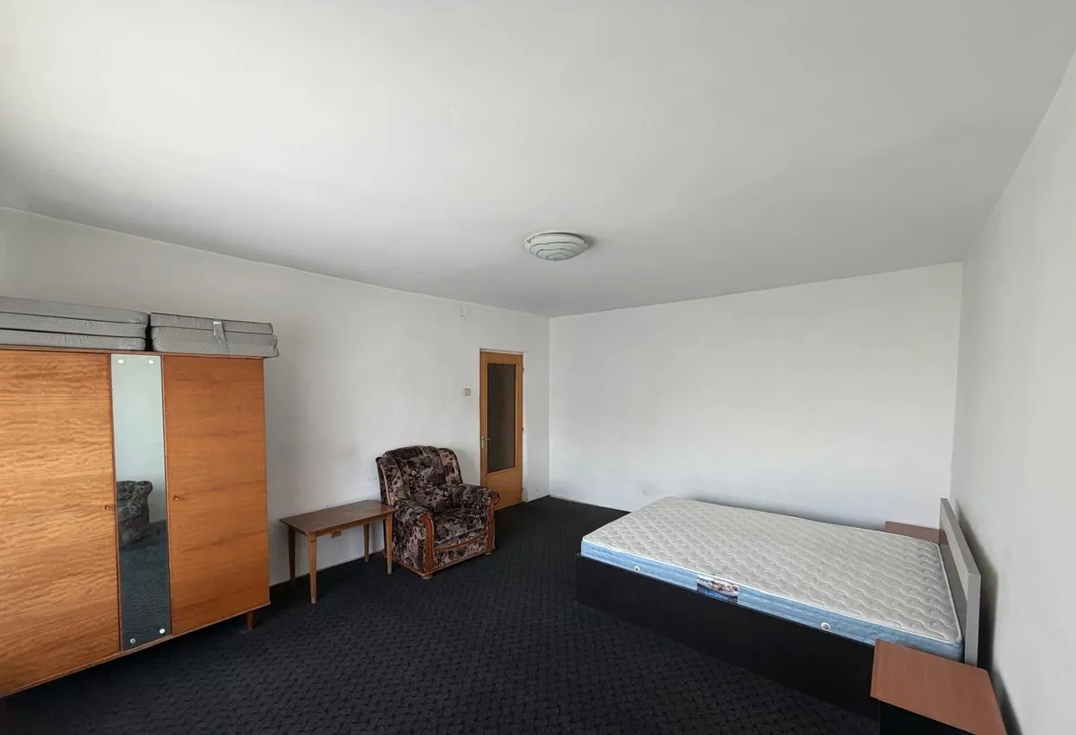 Piata Muncii Decebal adiacent garsoniera mobilata clasic pret 370 Euro Neg